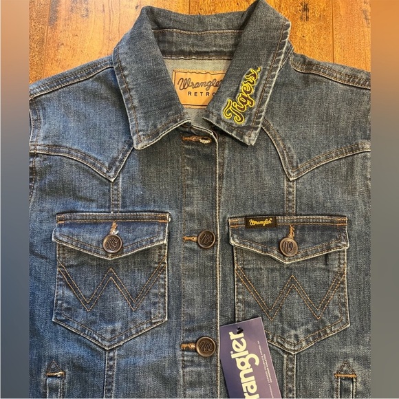 WRANGLER RETRO WOMENS JEAN JACKET LSU TIGERS UNIVERSITY SIZE MEDIUM NWT - Picture 3 of 5